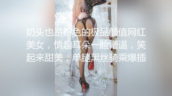 颜值不错的风骚女模特，大辫子漏出骚奶子诱惑狼友跟两位大哥激情3P，让小哥吃奶玩逼轮流爆草抽插，浪叫呻吟