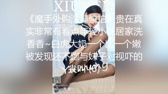 骚女KK勾引小奶狗隔着无缝黑丝舔骚逼，姐姐的逼逼好吃吗？