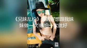  颜值不错的风骚女模特，大辫子漏出骚奶子诱惑狼友跟两位大哥激情3P，让小哥吃奶玩逼轮流爆草抽插