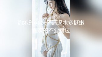 短裙露背装美女笑着逛街。镶钻网袜白色薄内贴脸CD 骚气内内全过程已经被全程记录了