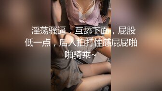 就喜欢用奶子比心的颜值骚货，黑丝情趣跟两个小哥沙发上激情3P 全程露脸口交大鸡巴下面还被草着表情好骚