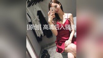 腹肌小伙和饥渴熟女约炮，鸡巴被少妇花式姿势咬住，死活挣脱不了，阿姨你太猛了