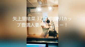 《黑客破解家庭网络摄像头》偷拍晚上水果档打烊夫妻在店里打地铺过性生活激情啪啪