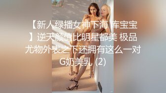 只穿着一件裹胸黑衣的性感大长腿美女 下体逼毛黑黝黝胸前鼓鼓的这风情鸡巴超级硬，扛起双腿猛力抽送操